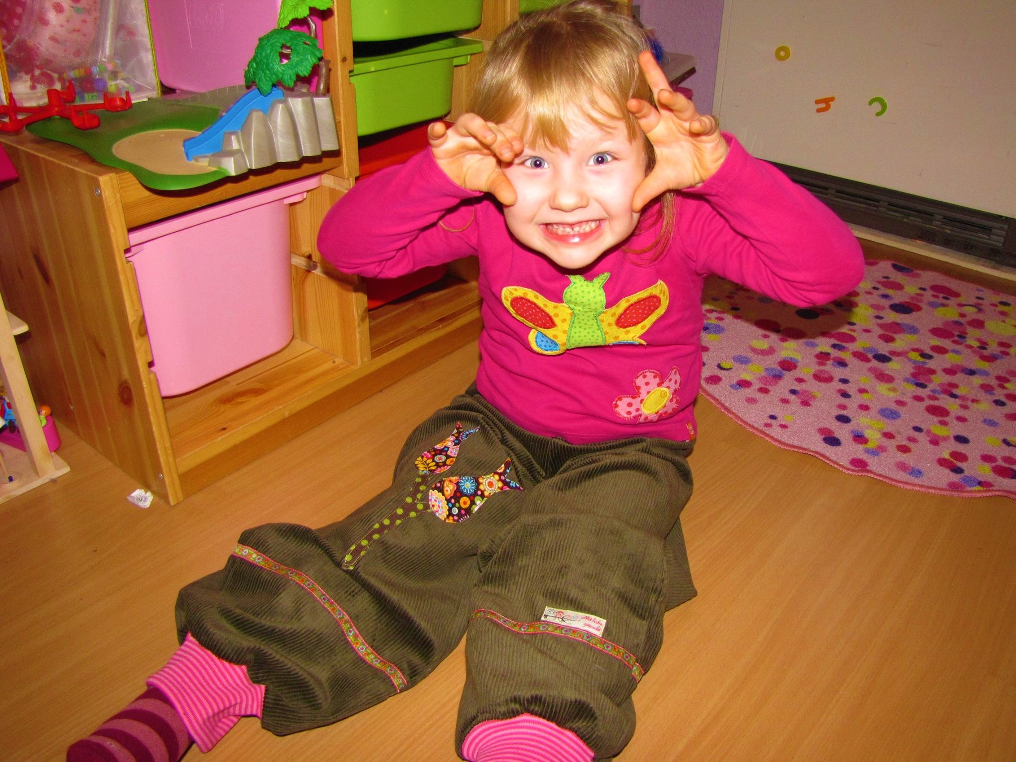 Kinderkleidung mit Applikationen